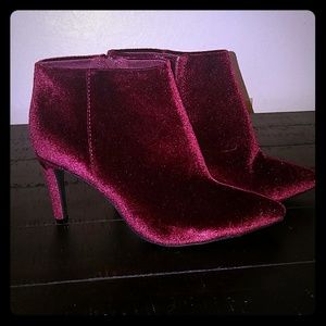 Burgundy ankle booties size 7 EUC